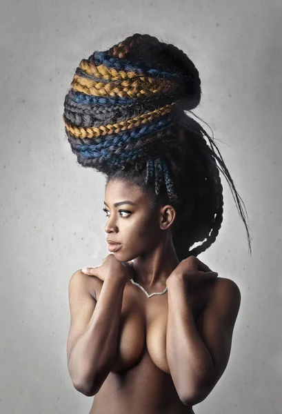 Belle Femme Africaine Avec Une Coiffure Complexe Posant — Photo