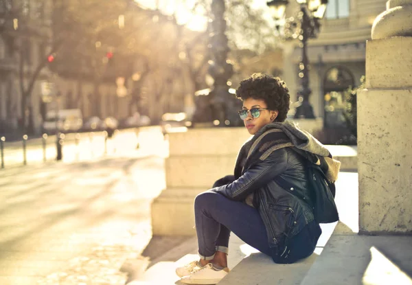 Afrikanerin Mit Sonnenbrille Sitzt Draußen Auf Einer Waage — Stockfoto