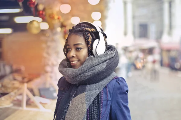 Улыбающаяся Африканка Слушает Музыку Открытым Небом Наушниках — стоковое фото
