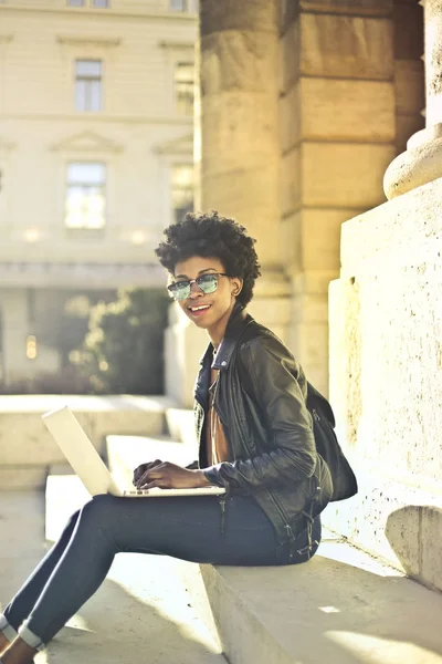 Усміхнена Африканська Жінка Ноутбуком Відкритому Повітрі — стокове фото