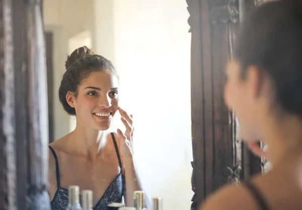 美丽的微笑的女人 看着镜子 — 图库照片