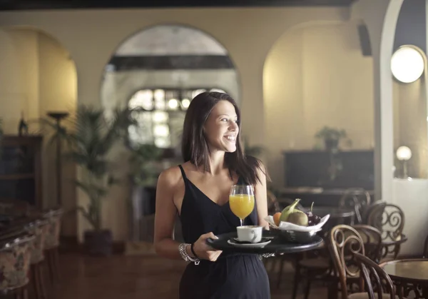 Camarera Sonriente Con Bandeja —  Fotos de Stock