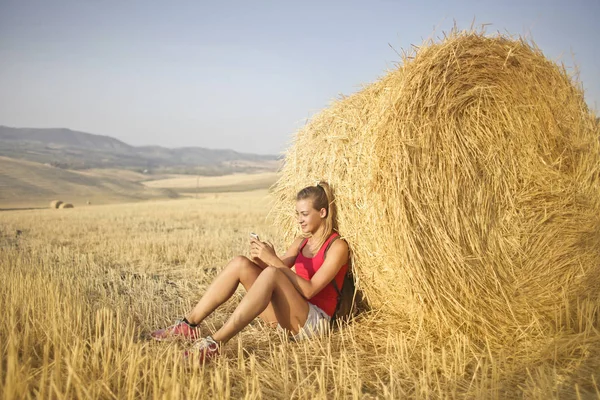 Young Woman Checking Her Phone Countryside — Stock Photo, Image