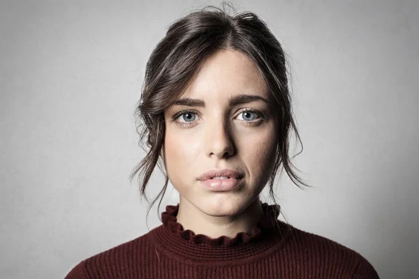 Vacker Ung Kvinna Med Mörkt Hår Och Blå Ögon — Stockfoto