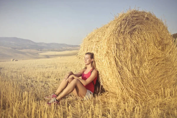 Jovem Loira Sentada Encostada Fardo Campo — Fotografia de Stock