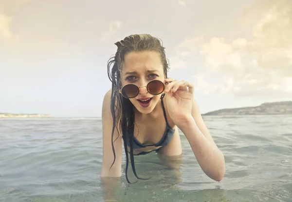 Jeune Femme Avec Des Lunettes Soleil Nageant Dans Mer — Photo