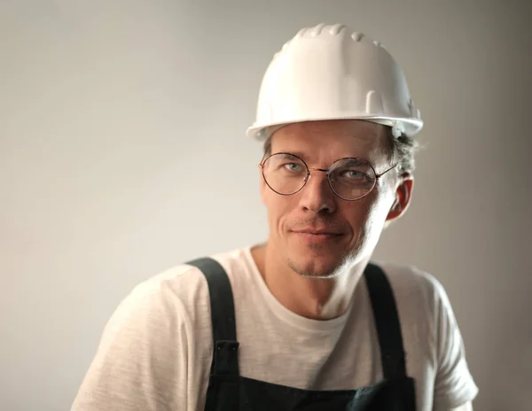 Kaukasischer Arbeiter Mit Helm Und Brille — Stockfoto