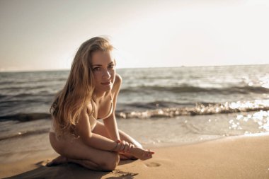 Sahilde sarışın kız 