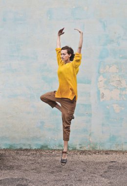 genç bir kadın açık dans