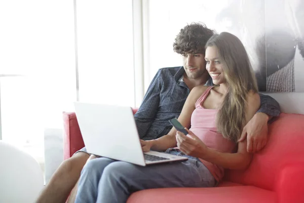 Koppel Met Een Laptop — Stockfoto