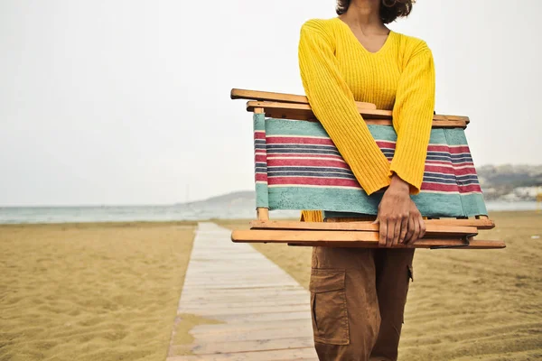 Chica Una Playa Sosteniendo Una Silla Cubierta — Foto de Stock