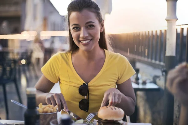 Chica Comiendo Bar Aire Libre — Foto de Stock