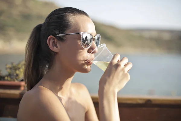 Tjej Dricka Ett Glas Utomhus — Stockfoto