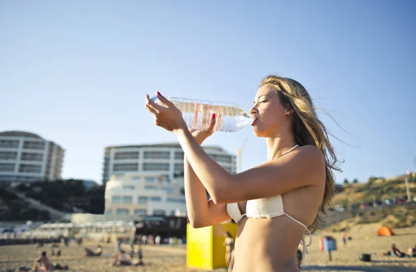 Chica Bebiendo Algo Agua Una Botella — Foto de Stock
