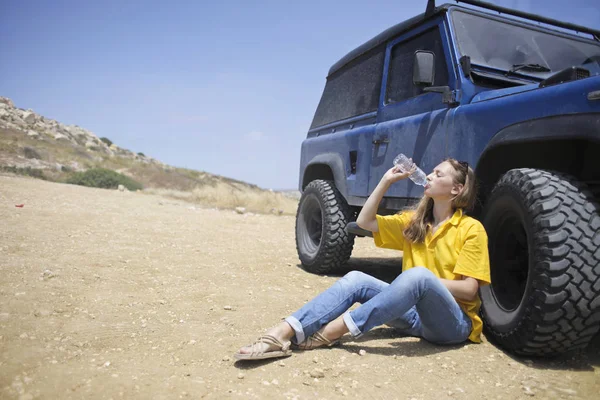 Menina Bebendo Pouco Água Perto Uma Pick — Fotografia de Stock