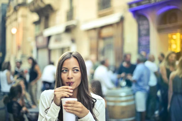 Girl Drinking Downtown Road — Stock Photo, Image