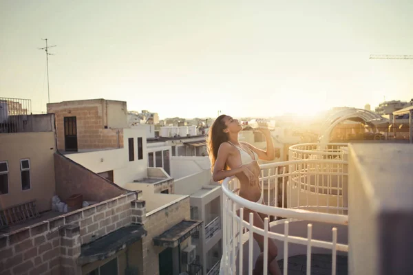 Fille Bikini Boire Sur Balcon — Photo