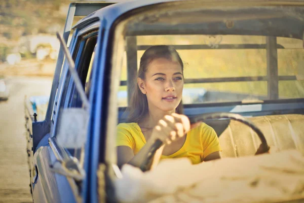 Chica Conduciendo Una Camioneta Azul — Foto de Stock
