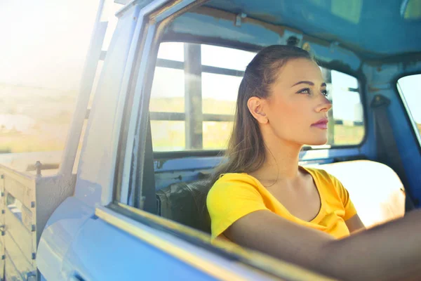 Chica Una Camioneta Azul —  Fotos de Stock