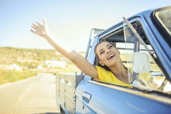 Menina Feliz Uma Pick — Fotografia de Stock