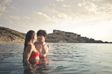 Denizde banyoda Çift