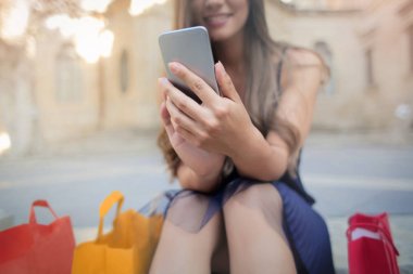 Akıllı telefon kullanan kız