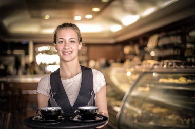 Bir barda iş yerinde genç garson