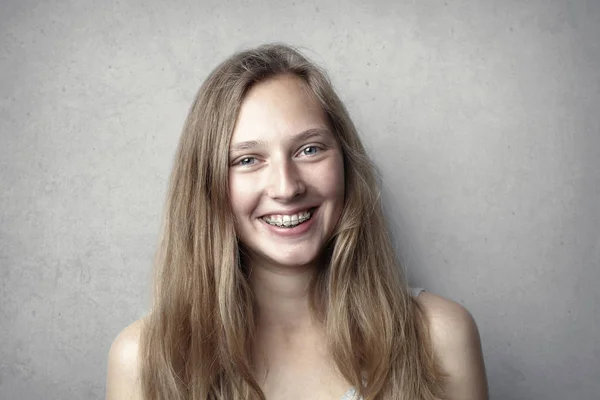 Portret Uśmiechniętej Dziewczyny — Zdjęcie stockowe