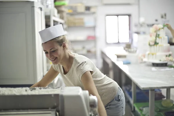 Pasticceria Lavoro Nel Suo Laboratorio — Foto Stock