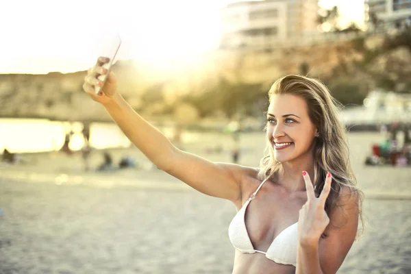 Chica Tomando Una Selfie Playa — Foto de Stock