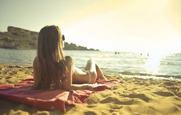 Chica Tomando Sol Playa —  Fotos de Stock