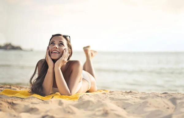 Chica Feliz Tomando Sol Playa — Foto de Stock