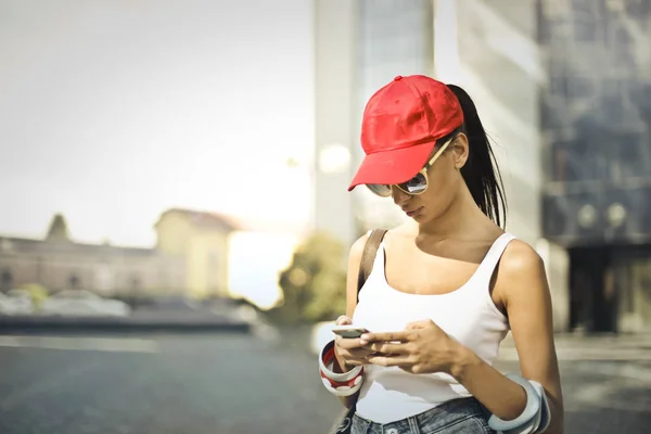 Meisje Met Een Rode Hoed Een Smartphone — Stockfoto