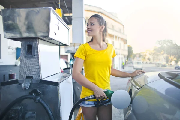 Menina Posto Gasolina — Fotografia de Stock