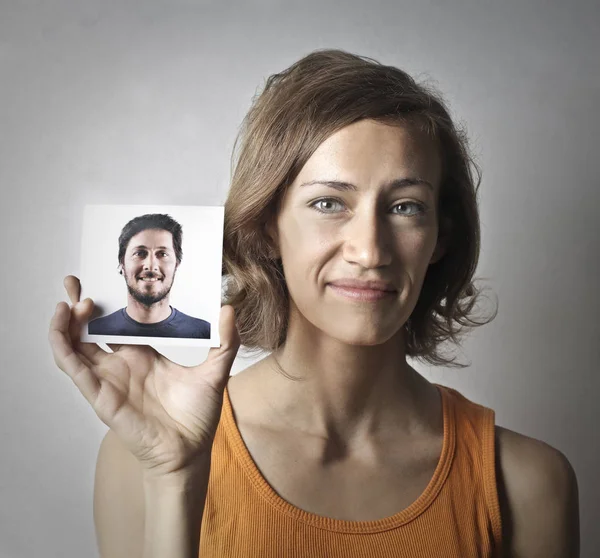 Junge Frau Mit Dem Foto Eines Mannes — Stockfoto