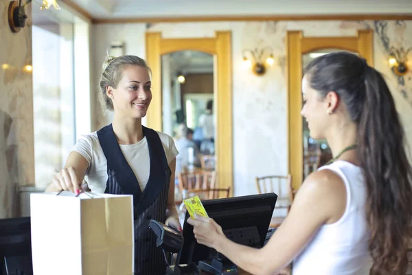 Kund Hos Butik Betala Med Kort — Stockfoto