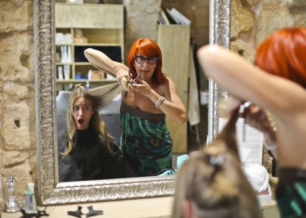 Surprised Girl Hairdresser — Stock Photo, Image