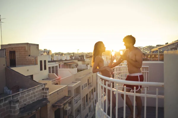Zwei Personen Unterhalten Sich Auf Einem Balkon — Stockfoto