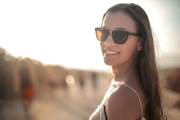 Menina Sorridente Com Óculos Sol — Fotografia de Stock