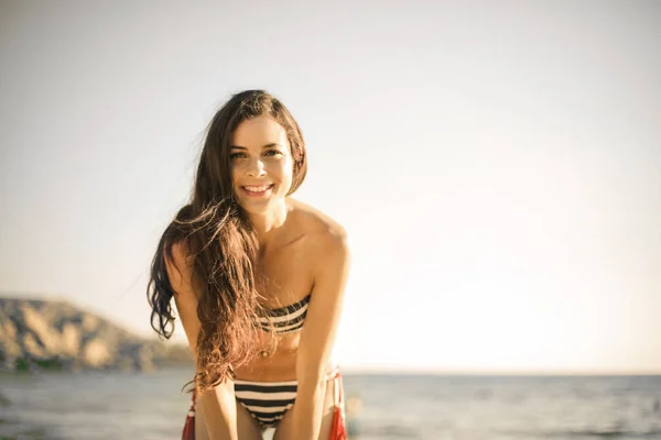 海滩微笑的女孩 — 图库照片