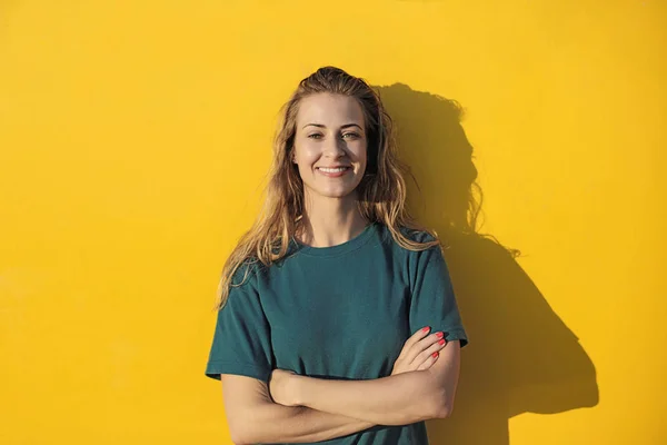 Retrato Uma Menina Sorridente — Fotografia de Stock