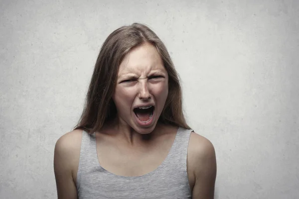 Retrato Uma Menina Gritando — Fotografia de Stock