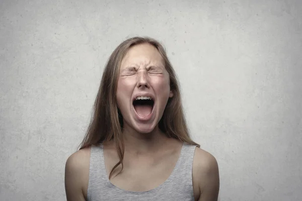 Portrait Screaming Girl — Stockfoto