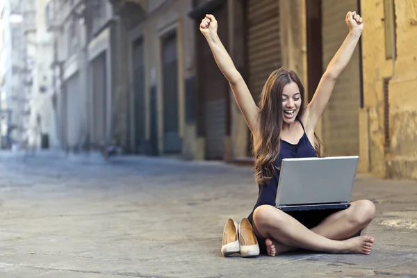 Dívka Plesají Před Počítačem — Stock fotografie
