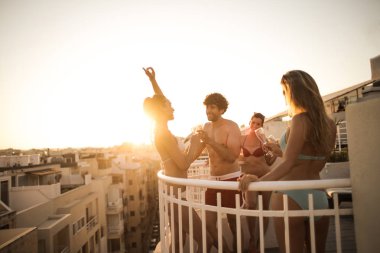 İnsanlar bir terasta eğleniyor