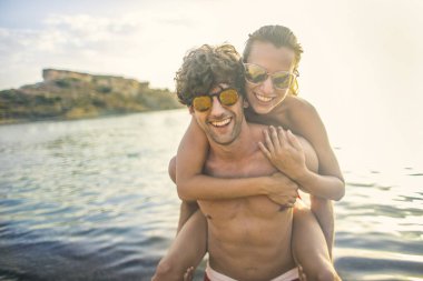 Deniz suyundaki eğleniyor Çift