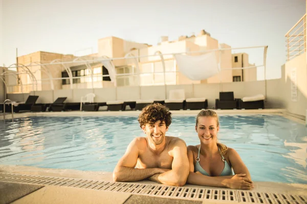 Young Man Woman Swimming Pool — Stock Photo, Image