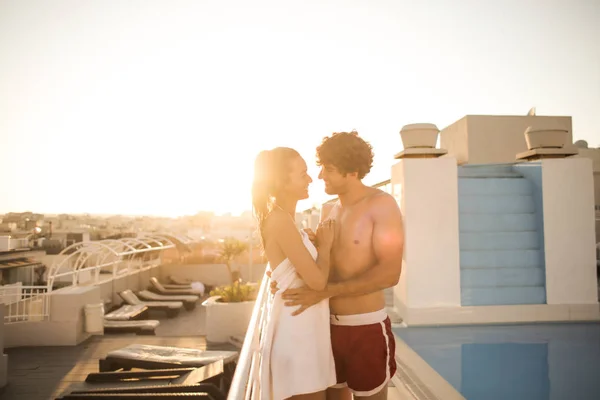 Pareja Abrazándose Cerca Una Piscina — Foto de Stock