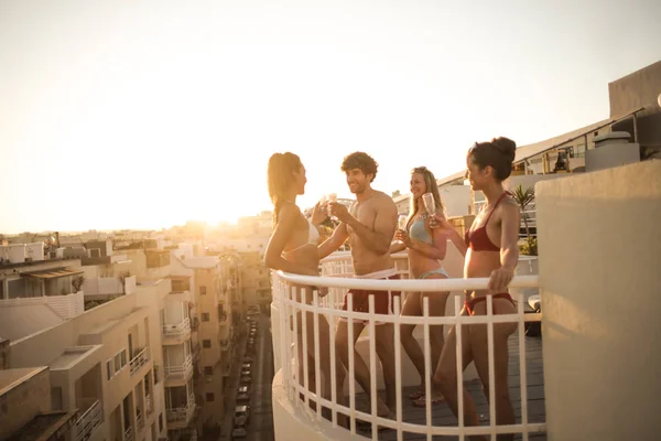 Gente Divirtiéndose Una Terraza — Foto de Stock