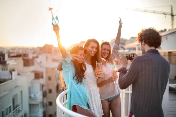Gruppe Von Freunden Amüsiert Sich Auf Einer Terrasse — Stockfoto
